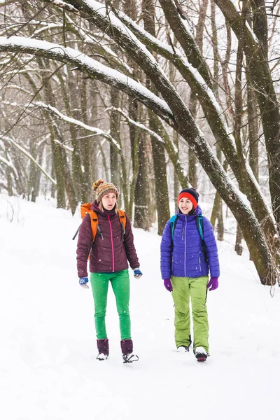 Deux femmes marchent dans le parc . — Photo