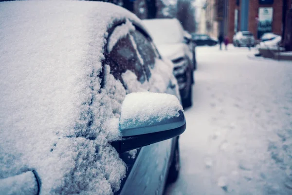 Un coche en la nieve. —  Fotos de Stock