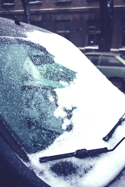 Un coche en la nieve. —  Fotos de Stock