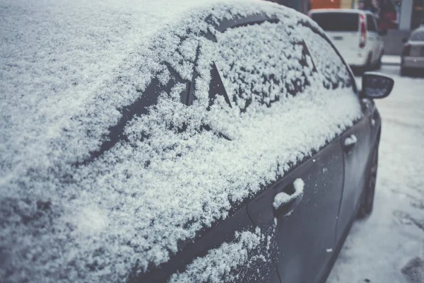 Un coche en la nieve. —  Fotos de Stock