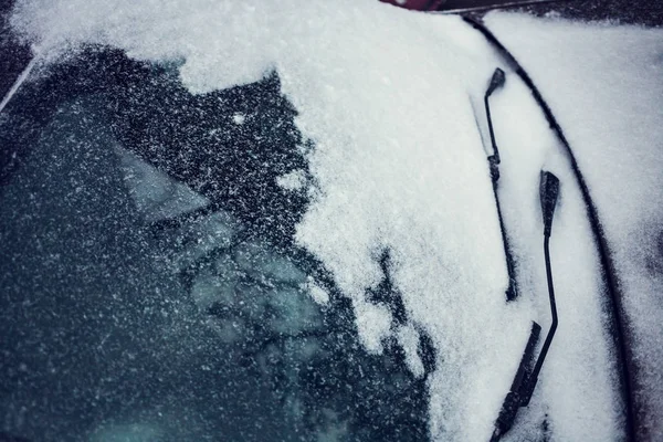 En bil i snön. — Stockfoto