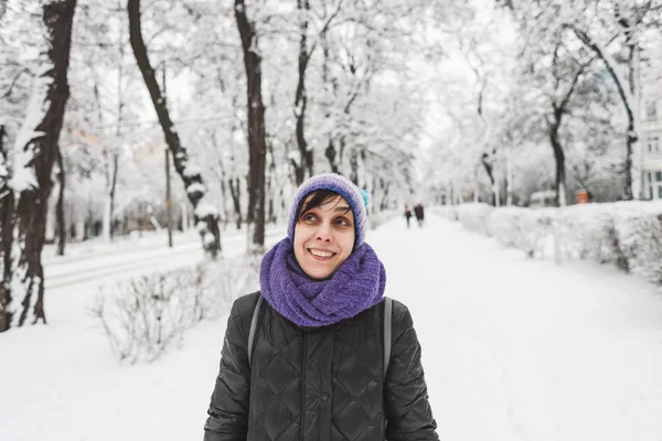 Porträt einer jungen Frau. — Stockfoto