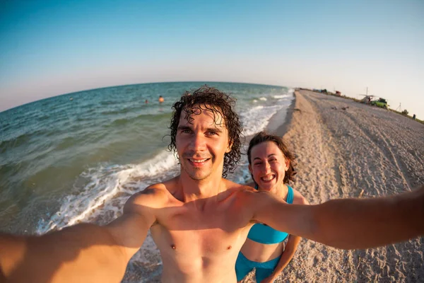 Selfie en la playa . — Foto de Stock