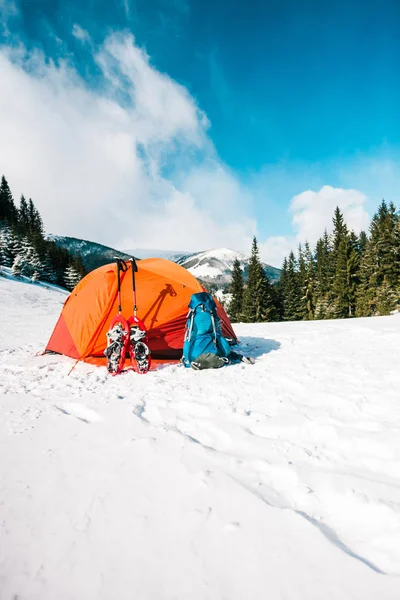 Acampar no inverno nas montanhas . — Fotografia de Stock