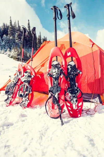 冬の山でキャンプ. — ストック写真