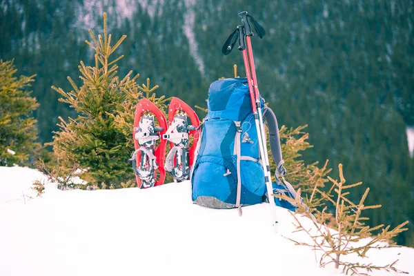 Zaino, racchette da neve e bastoncini da trekking . — Foto Stock