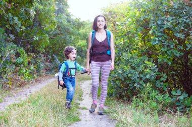Çocuk ve annem ormandaki.