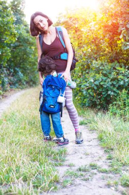 Çocuk ve annem ormandaki.