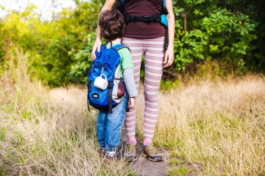 Çocuk ve annem ormandaki.