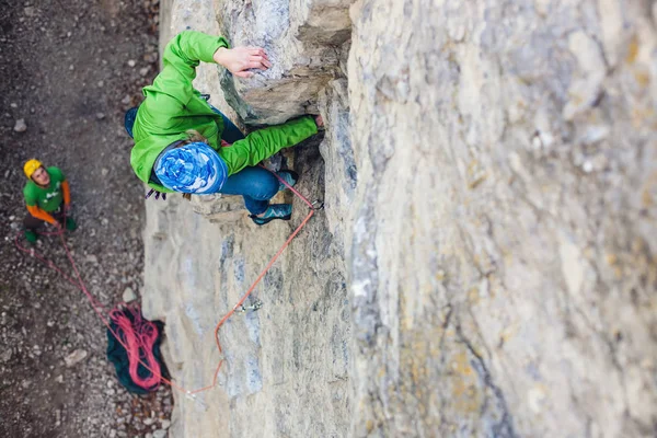 Flicka klättrare på en sten — Stockfoto