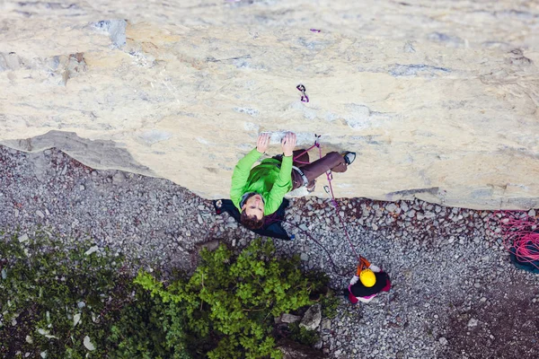 Un hombre es un escalador en una roca . — Foto de Stock