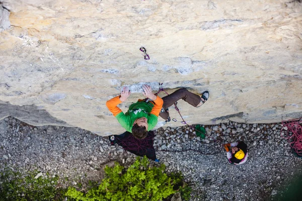 Un hombre es un escalador en una roca . — Foto de Stock