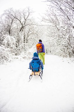 Kızak üzerinde çocuk.