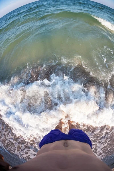 Piedi in acqua di mare . — Foto Stock