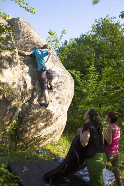 Athletes are bouldering outdoors. — Stock Photo, Image