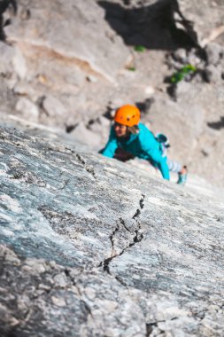 Rock-Climber bir kayanın üzerinde.