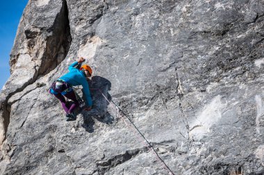 Kaya kız tırmanıyor.