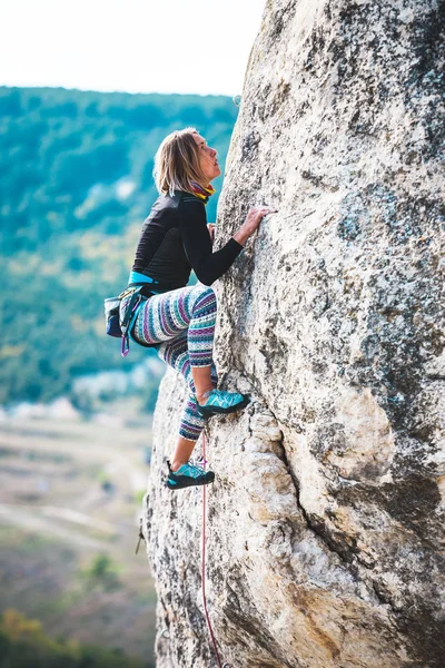 Дівчина піднімається на скелю . — стокове фото