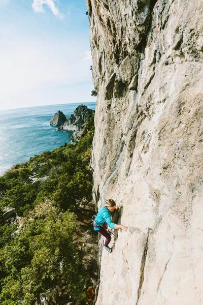 Um alpinista numa parede . — Fotografia de Stock