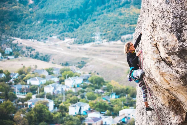 The girl climbs the rock. — Stock Photo, Image