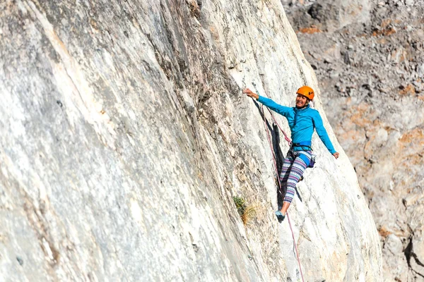 Frau mit Helm auf dem Felsen. — Stockfoto