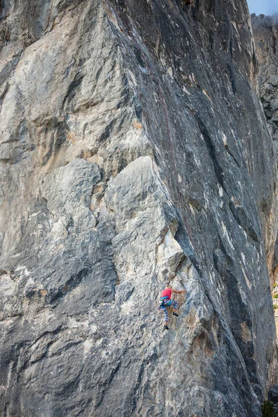 一个女人在一块岩石上登山者. — 图库照片