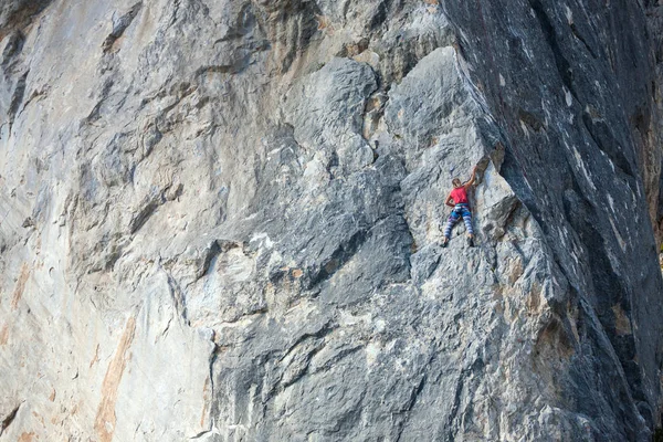 Une femme grimpeuse sur un rocher . — Photo
