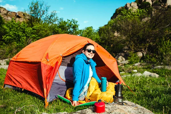 Camping i bergen. — Stockfoto