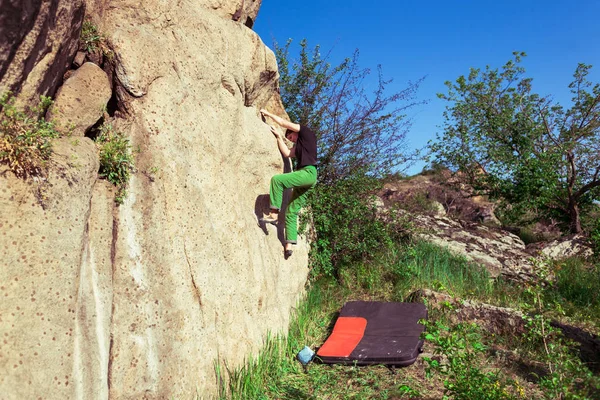 Dağcı bouldering açık havada olduğunu. — Stok fotoğraf