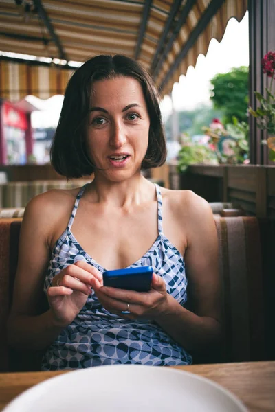 Retrato de uma menina com um telefone . — Fotografia de Stock