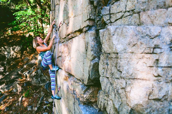 Дівчина альпіністка на скелі . — стокове фото
