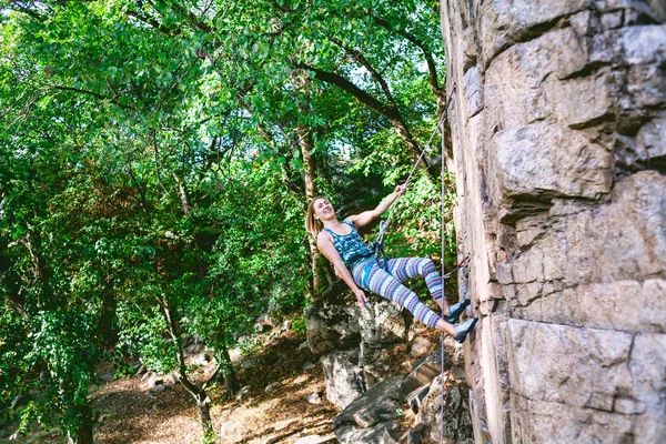 Chica escalador en una roca . —  Fotos de Stock