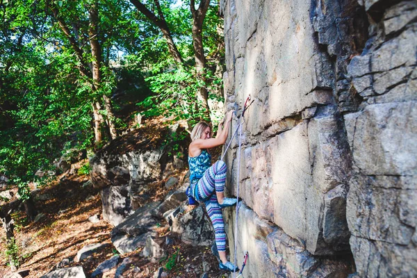 Chica escalador en una roca . —  Fotos de Stock