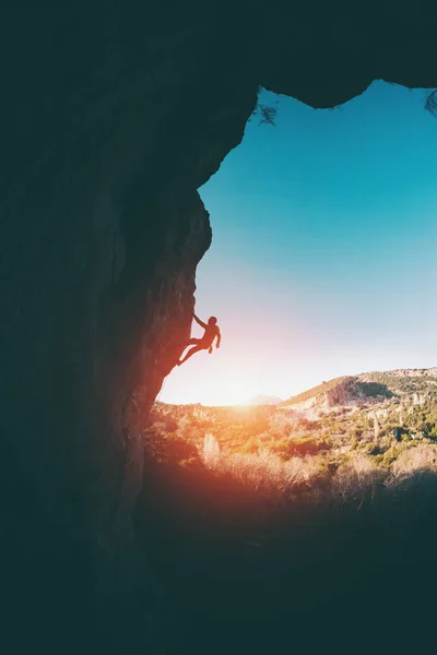 Silueta de un escalador. —  Fotos de Stock