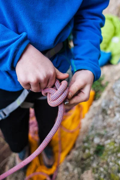 Um alpinista dá um nó por seguro. . — Fotografia de Stock