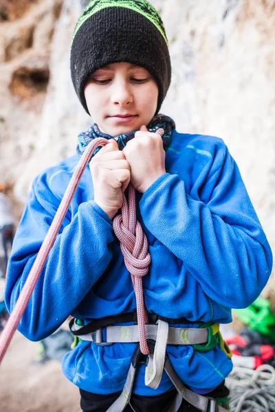 Ein Bergsteiger knüpft einen Knoten für die Versicherung. — Stockfoto