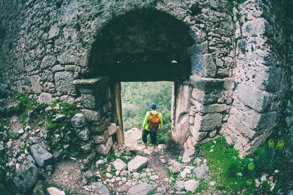 Ένας άνδρας κοιτάζει αρχαία ερείπια. — Φωτογραφία Αρχείου