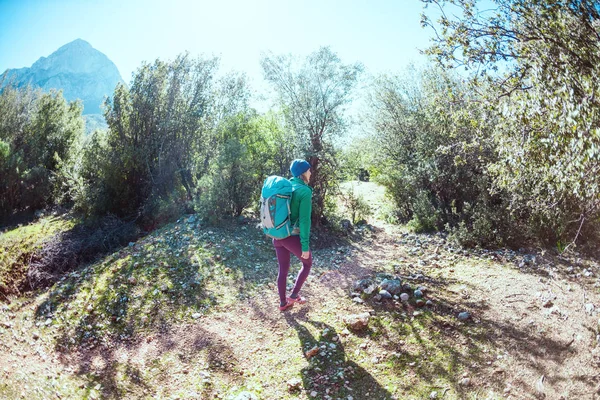 Mujer con una mochila en las montañas. — Foto de Stock