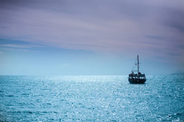 Корабель пливе на морі . — стокове фото