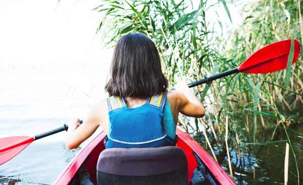 Kayık ormanda gezen.