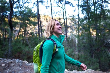 Dağlarda sırt çantalı bir kadın..