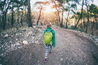 Dağlarda sırt çantalı bir kadın..