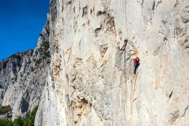 Bir adam bir kayaya tırmanmak eğitim.