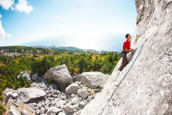 Bir dağcı bir kayanın üzerinde. — Stok fotoğraf