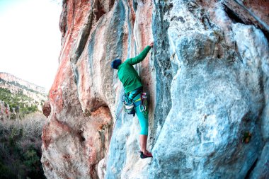 Bir kadın rock tırmanıyor.
