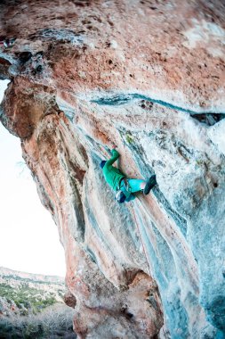 Bir kadın rock tırmanıyor.
