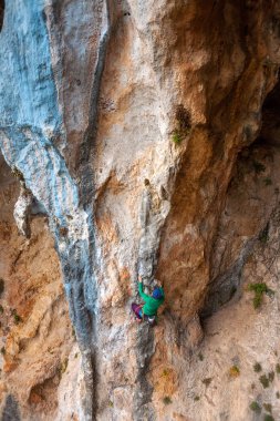 Bir kadın rock tırmanıyor.