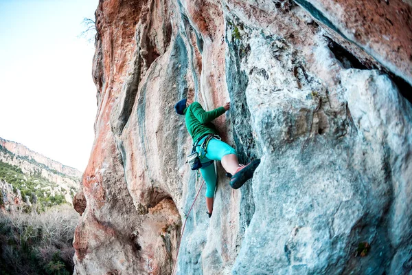 Una mujer sube a la roca . — Foto de Stock