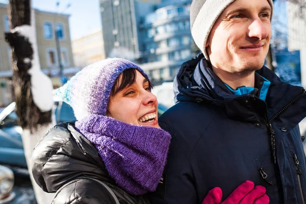 Una pareja está caminando por la ciudad . — Foto de Stock