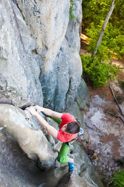 Sports extrêmes sur les rochers . — Photo